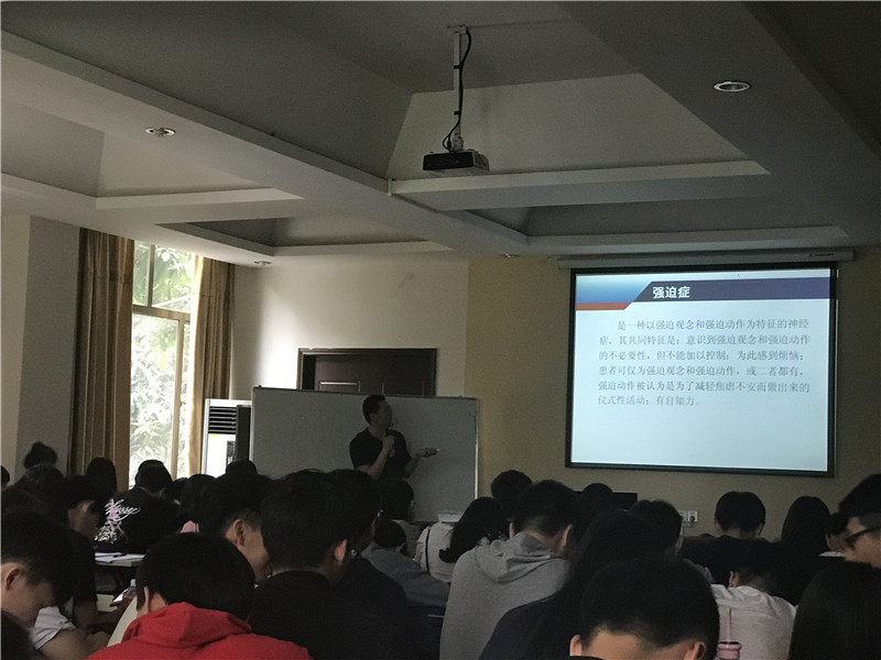 2016级学生心理讲座简报及图片2362e79e517f6832.jpg